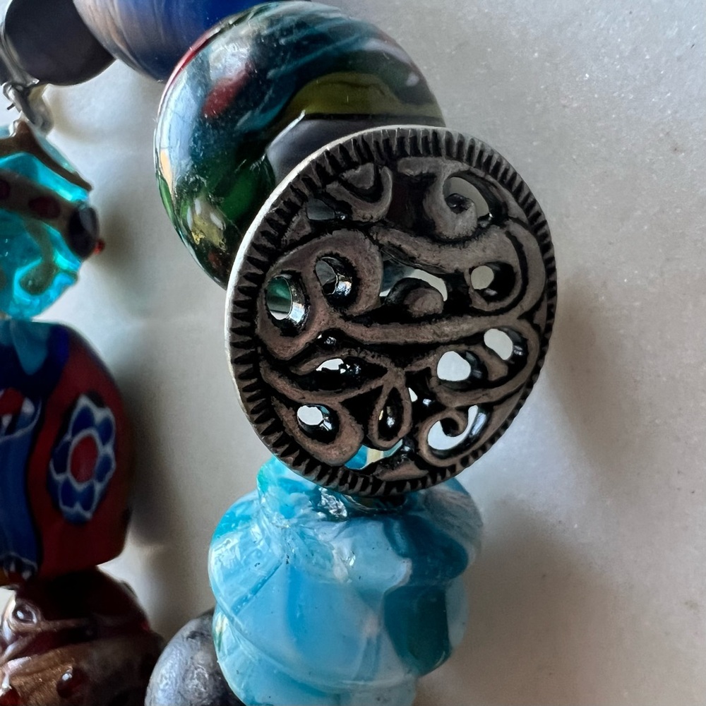 Vibrant GLASS BEAD Artisan Multicolor STRETCH BRACELET w Silvertone Metal Charms - Picture 6 of 9